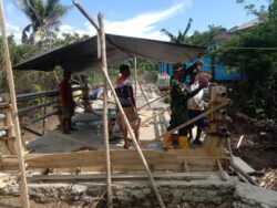 Anggota Kodim 1505/Tidore dan Warga Gotong Royong Cor Tiang Pembatas Jembatan Garuda di Desa Gita