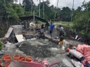 Semangat Gotong Royong, Anggota Kodim 1505/Tidore dan Warga Cor Trotoar Jembatan Garuda Demi Kenyamanan