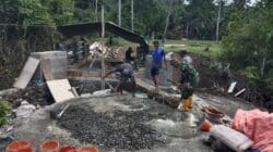 Semangat Gotong Royong, Anggota Kodim 1505/Tidore dan Warga Cor Trotoar Jembatan Garuda Demi Kenyamanan