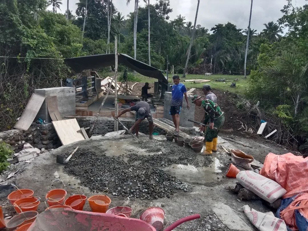 Semangat Gotong Royong, Anggota Kodim 1505/Tidore dan Warga Cor Trotoar Jembatan Garuda Demi Kenyamanan Semangat Gotong Royong, Anggota Kodim 1505/Tidore dan Warga Cor Trotoar Jembatan Garuda Demi Kenyamanan