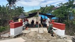 Pembangunan Jembatan Garuda Capai 95 Persen, Personil Kodim 1505/Tidore dan Warga Lakukan Tahap Finishing Pengecatan