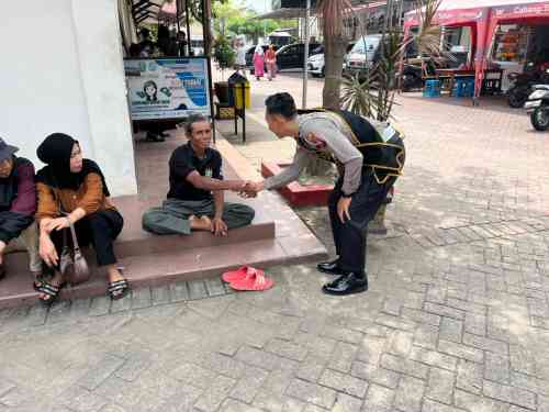 Dikira Ada Razia Pagi, Warga Tuban Justru Bergerombol Tanya SIM dan STNK ke Polantas Tuban Dikira Ada Razia Pagi, Warga Tuban Justru Bergerombol Tanya SIM dan STNK ke Polantas Tuban