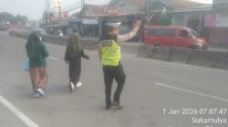 Aiptu Sapudin Laksanakan Pengaturan Lalu Lintas Pagi Hari di Pertigaan Columbus Cikupa