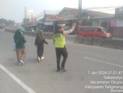 Aiptu Sapudin Laksanakan Pengaturan Lalu Lintas Pagi Hari di Pertigaan Columbus Cikupa