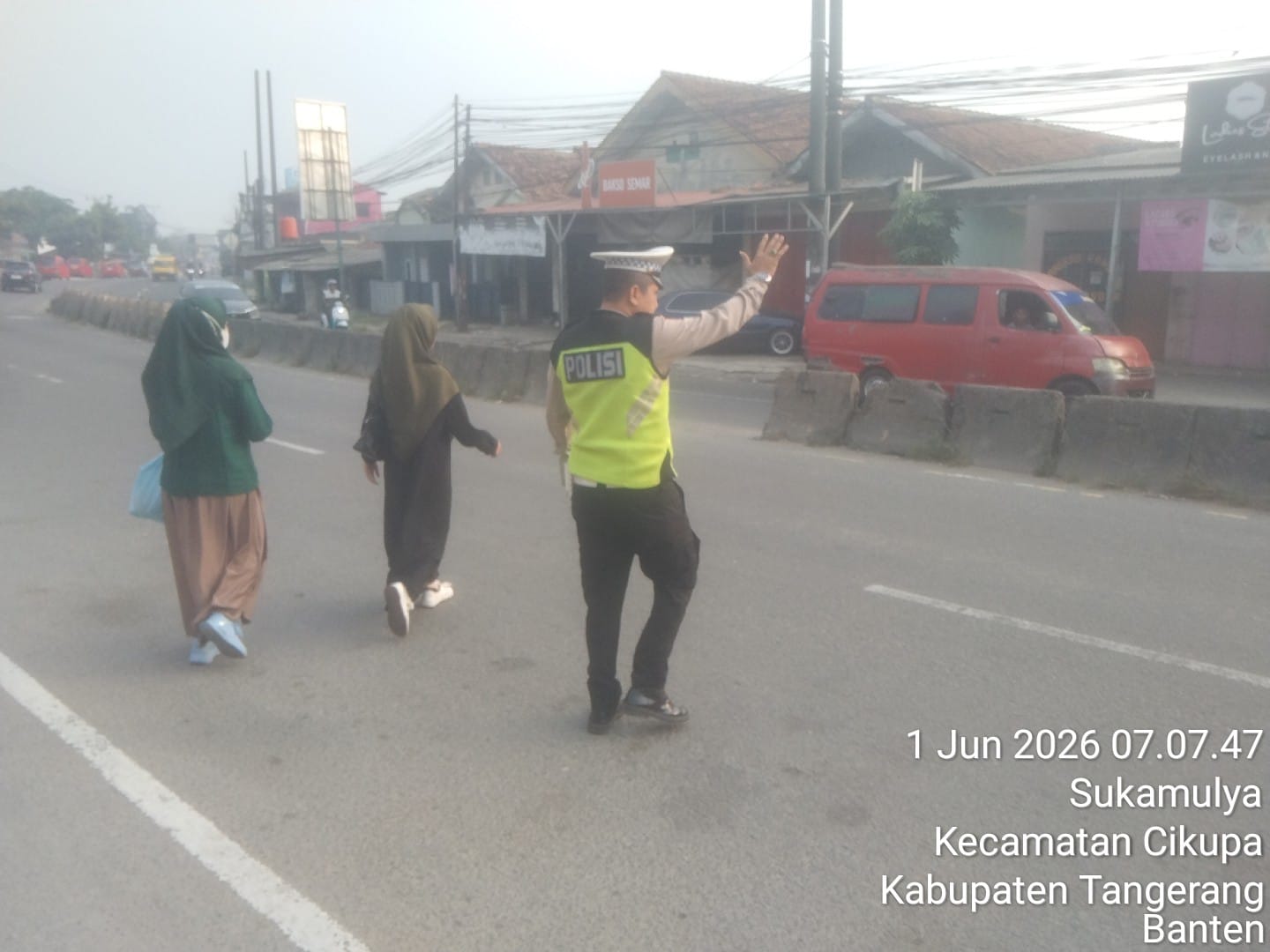 Aiptu Sapudin Laksanakan Pengaturan Lalu Lintas Pagi Hari di Pertigaan Columbus Cikupa Aiptu Sapudin Laksanakan Pengaturan Lalu Lintas Pagi Hari di Pertigaan Columbus Cikupa