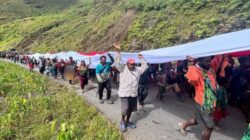 Peringatan Hari Lahir Pancasila, 800 Warga Puncak Jaya Kirab Bendera 50 Meter Peringatan Hari Lahir Pancasila, 800 Warga Puncak Jaya Kirab Bendera 50 Meter