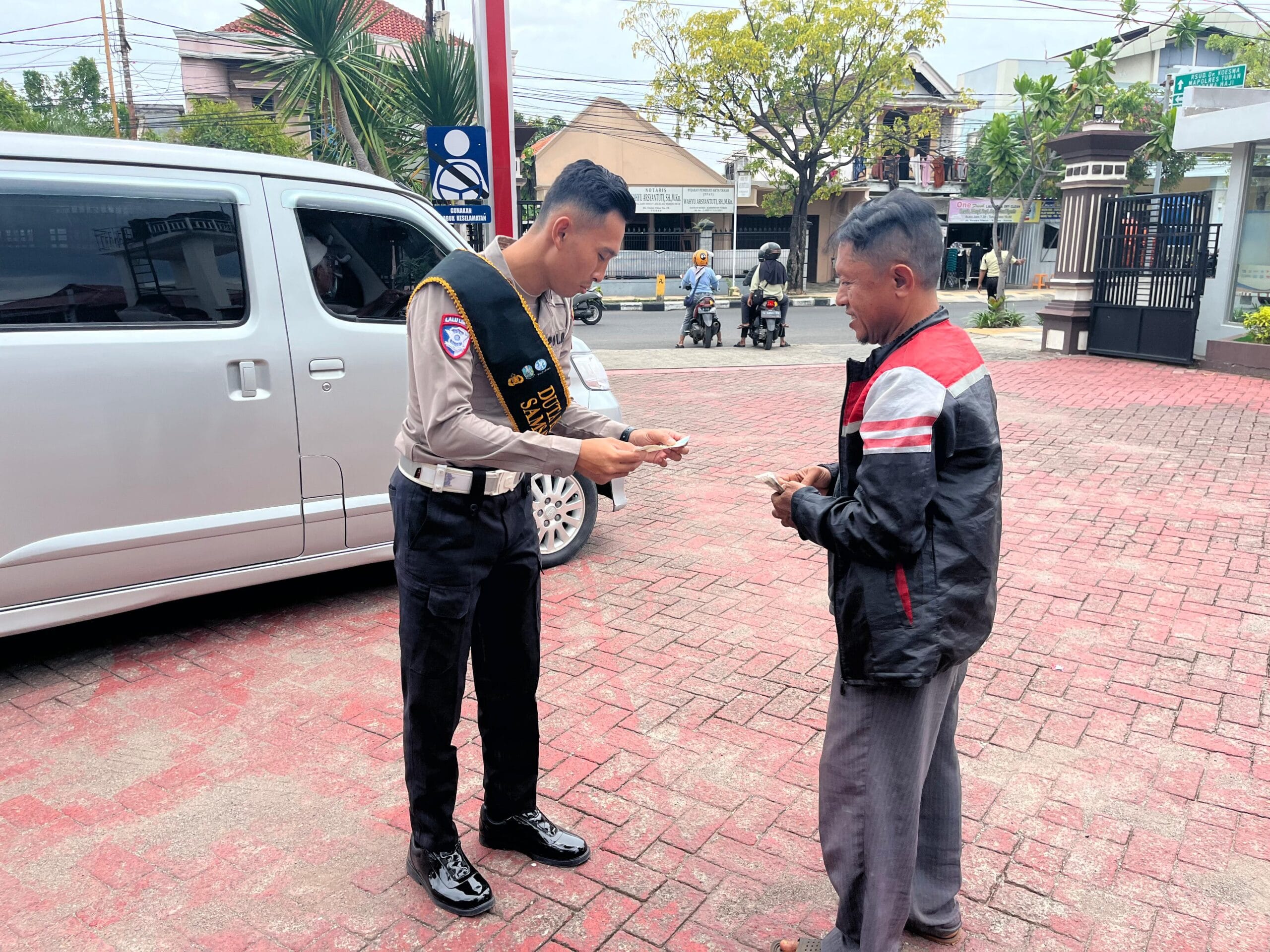 Warga Tuban Rela Menepi, Polantas Tuban Buka Konsultasi SIM, STNK dan BPKB di Pinggir Jalan Warga Tuban Rela Menepi, Polantas Tuban Buka Konsultasi SIM, STNK dan BPKB di Pinggir Jalan