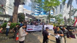 Mahasiswa Geruduk Kemendiktisaintek, Desak Audit Dugaan Korupsi Dana Rutin USN Kolaka