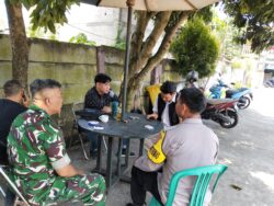Program Poliran, Bhabinkamtibmas dan Babinsa Sukamulya Dorong Warga Tetap Produktif dan Jaga Kamtibmas