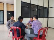 Bhabinkamtibmas Bitung Jaya Pererat Sinergitas dengan Perangkat Desa Melalui Kegiatan Sambang Kamtibmas