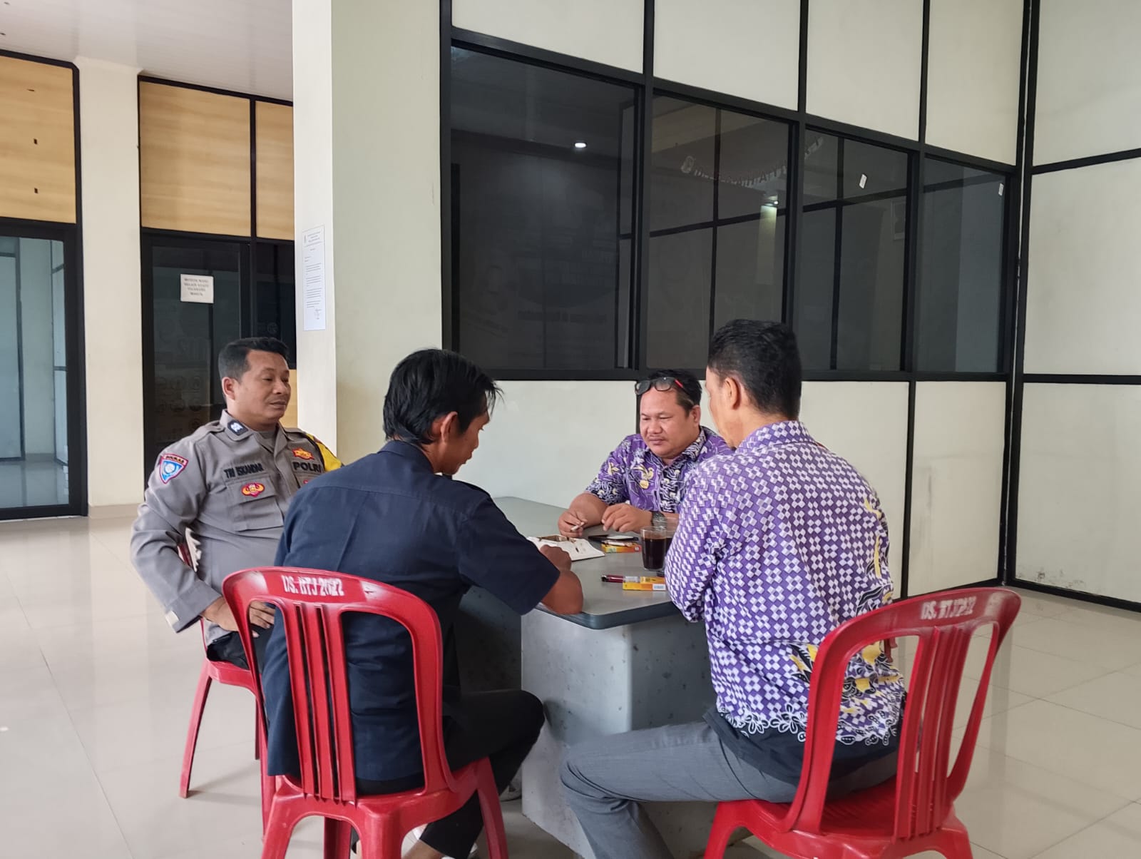 Bhabinkamtibmas Bitung Jaya Pererat Sinergitas dengan Perangkat Desa Melalui Kegiatan Sambang Kamtibmas