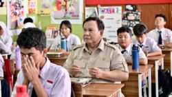 Presiden Prabowo Tinjau Pelaksanaan Program MBG di SMPN 111 Jakarta Presiden Prabowo Tinjau Pelaksanaan Program MBG di SMPN 111 Jakarta