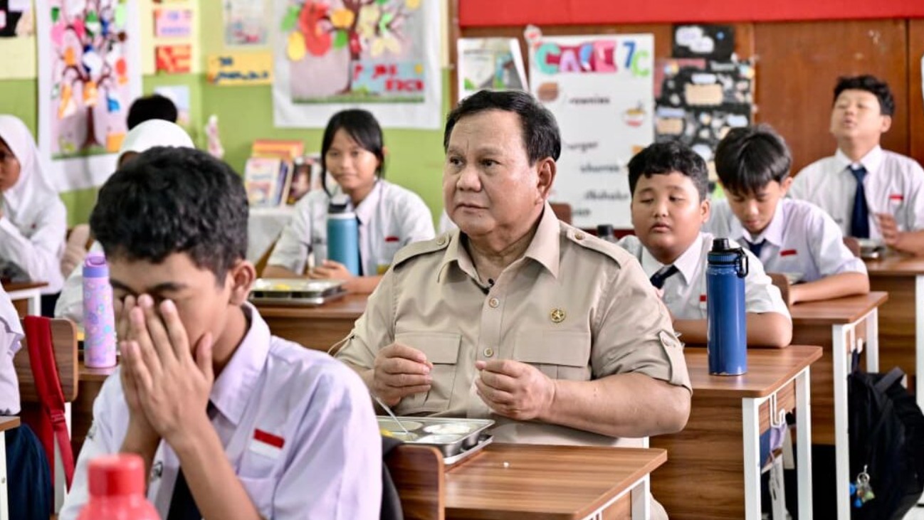 Presiden Prabowo Tinjau Pelaksanaan Program MBG di SMPN 111 Jakarta Presiden Prabowo Tinjau Pelaksanaan Program MBG di SMPN 111 Jakarta