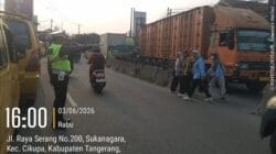 Personel Polsek Cikupa Laksanakan PECAK Sore Hari, Urai Kemacetan di Simpang Columbus PT Cingluh