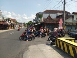 Arus Truk Mengular, Lampu Pengatur Tak Kunjung Ada, Perempatan Sukoanyar Pakel Kini Dihantui Rentetan Kecelakaan Maut