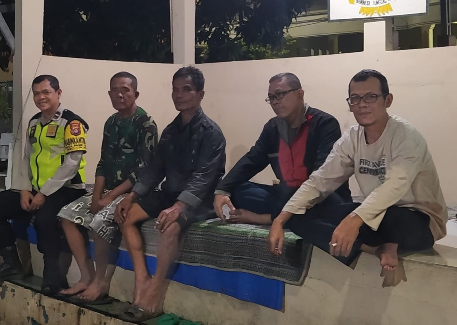 Bhabinkamtibmas Desa Pasir Jaya Sambangi Pos Kamling, Ajak Warga Tingkatkan Kewaspadaan Lingkungan