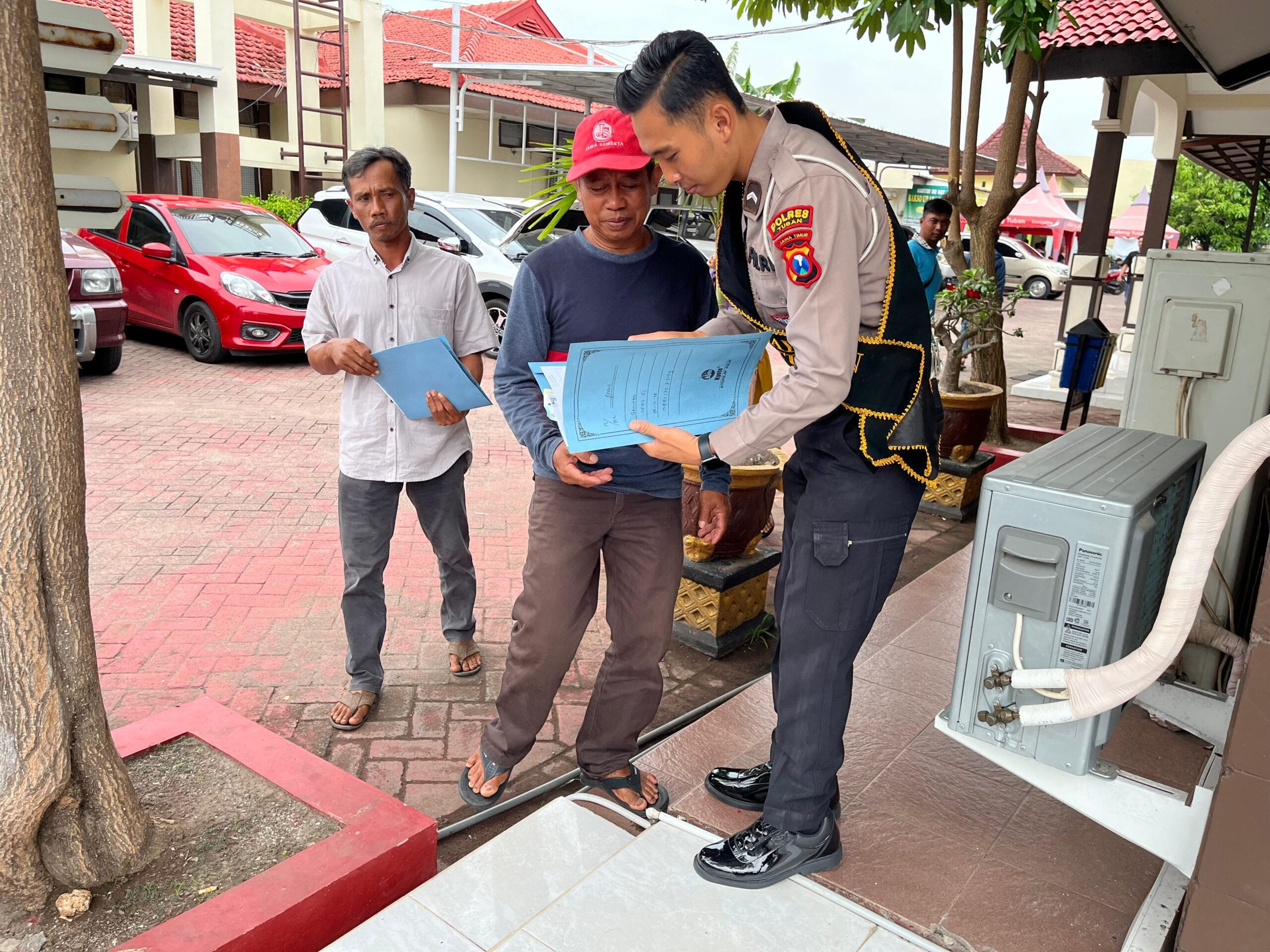 Ramai Sejak Pagi, Polantas Tuban Dikerubungi Warga yang Bingung Urus SIM dan BPKB