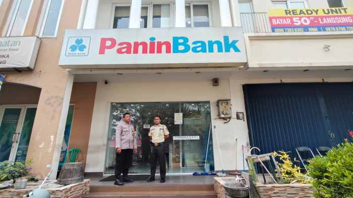 Bhabinkamtibmas Desa Bojong Sambangi Petugas Keamanan Bank, Sosialisasikan Layanan Polisi 110