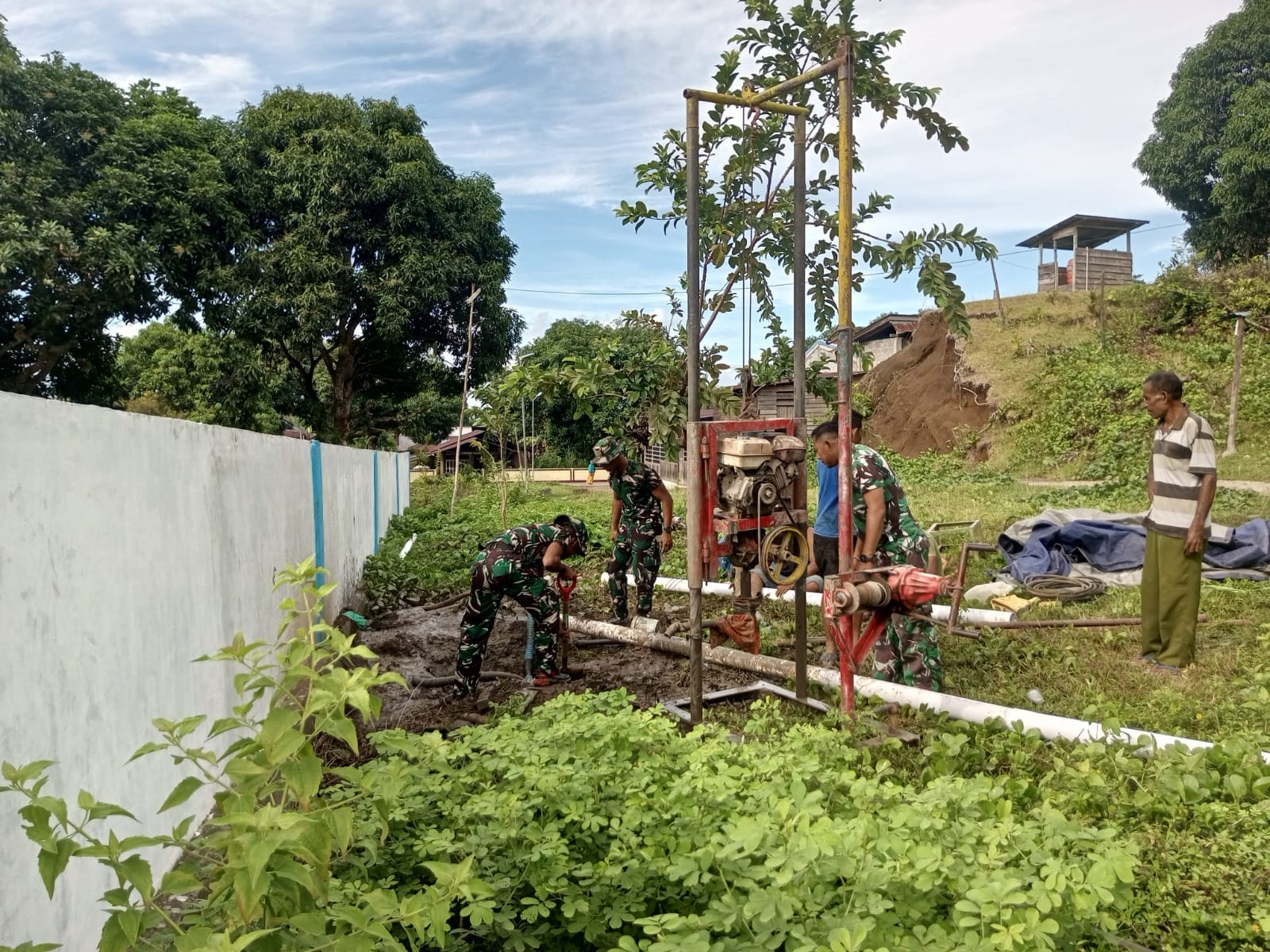 Giat Karya Bakti Skala Besar Tetap Berlanjut Babinsa Koramil 1512-02/Patani Dampingi Pembuatan Sumur Bor 