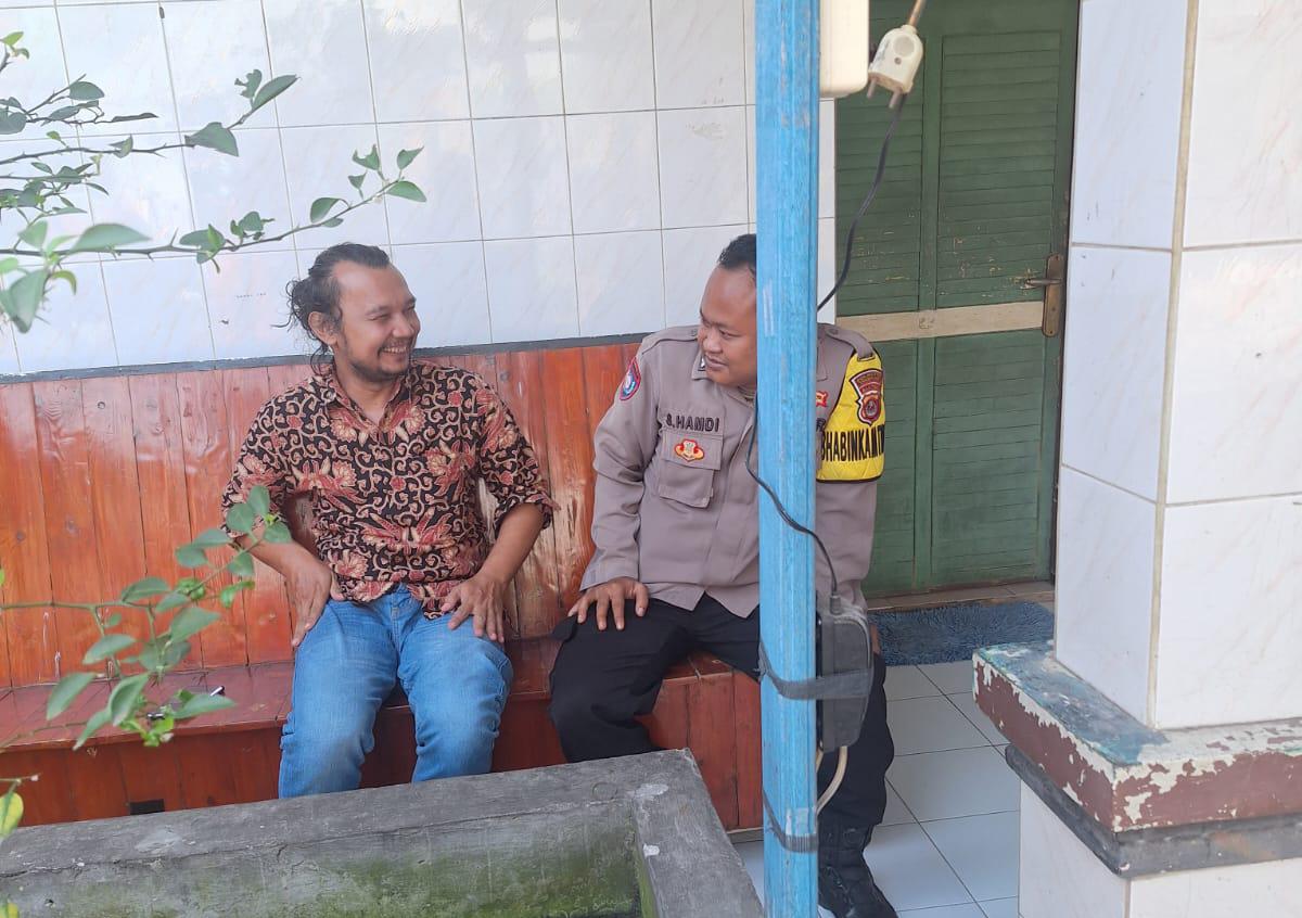 Bhabinkamtibmas Desa Cikupa Sambangi Warga, Perkuat Silaturahmi dan Harkamtibmas