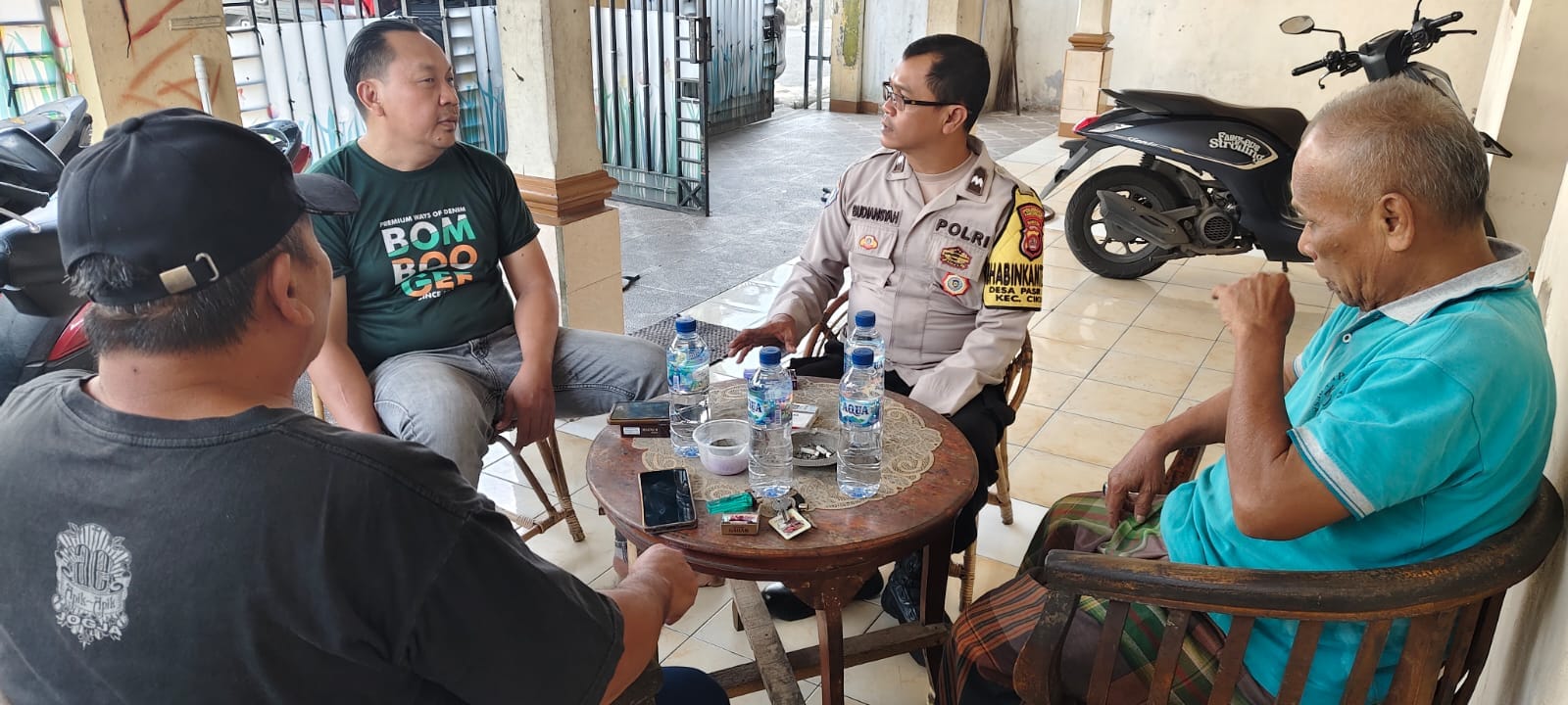 Bhabinkamtibmas Desa Pasir Jaya Pererat Kemitraan dengan Warga Melalui Kegiatan Sambang dan Edukasi Kamtibmas