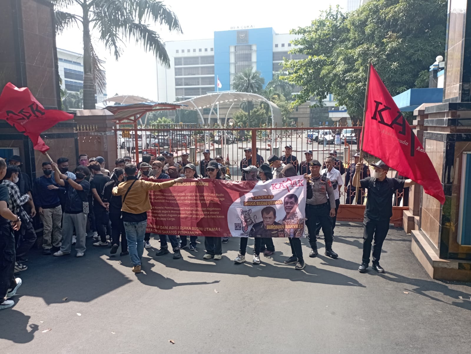 KAPAK Segel Kantor Bea Cukai dengan Label "Sarang Korupsi", Desak Dirjen Djaka Budhi Utama Dicopot KAPAK Segel Kantor Bea Cukai dengan Label "Sarang Korupsi", Desak Dirjen Djaka Budhi Utama Dicopot