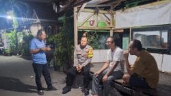 Bhabinkamtibmas Desa Cikupa Aktif Sambangi Pos Ronda, Perkuat Sinergi Kamtibmas Bersama Warga