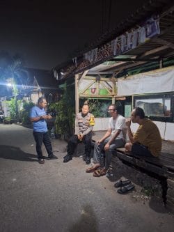 Bhabinkamtibmas Desa Cikupa Aktif Sambangi Pos Ronda, Perkuat Sinergi Kamtibmas Bersama Warga