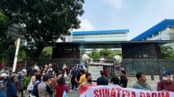 Aksi di Depan PLN Memanas, Demonstran Minta Investigasi Independen Usut Blackout Sumatera