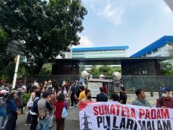 Aksi di Depan PLN Memanas, Demonstran Minta Investigasi Independen Usut Blackout Sumatera