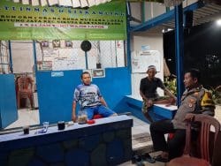 Bhabinkamtibmas Desa Bitung Jaya Ajak Warga Aktif Jaga Keamanan Melalui Ronda Siskamling Bhabinkamtibmas Desa Bitung Jaya Ajak Warga Aktif Jaga Keamanan Melalui Ronda Siskamling