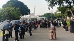 Aksi JSKK Ke-911 di Depan Istana, Payung Hitam Kembali Gaungkan Tuntutan Keadilan HAM