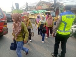 Personel Polsek Cikupa Laksanakan PECAK Sore Hari, Wujudkan Kelancaran Arus Lalu Lintas di Jam Sibuk
