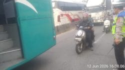 Personel Polsek Cikupa Laksanakan Pengaturan Lalu Lintas Sore Hari, Wujudkan Kamseltibcar Lantas yang Kondusif