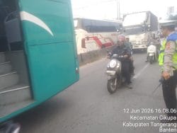 Personel Polsek Cikupa Laksanakan Pengaturan Lalu Lintas Sore Hari, Wujudkan Kamseltibcar Lantas yang Kondusif