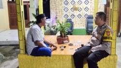 Bhabinkamtibmas Desa Bojong Sambangi Pos Satkamling, Perkuat Sinergitas dengan Warga Bhabinkamtibmas Desa Bojong Sambangi Pos Satkamling, Perkuat Sinergitas dengan Warga