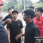Aksi LMND di Menteng Diwarnai Bakar Ban, Sopir Ambulans RSCM Naik Pitam dan Minta Massa Segera Bubar