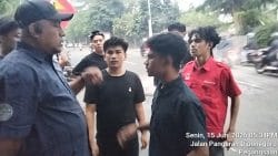 Aksi LMND di Menteng Diwarnai Bakar Ban, Sopir Ambulans RSCM Naik Pitam dan Minta Massa Segera Bubar