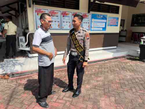 Polantas Tuban Turun ke Jalan, Warga Mendadak Ramai Bertanya Soal SIM, STNK dan BPKB Polantas Tuban Turun ke Jalan, Warga Mendadak Ramai Bertanya Soal SIM, STNK dan BPKB