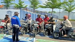 Pagi di Tuban Bikin Penasaran, Pengendara Justru Berkerumun di Dekat Polantas Tuban Bahas SIM Pagi di Tuban Bikin Penasaran, Pengendara Justru Berkerumun di Dekat Polantas Tuban Bahas SIM