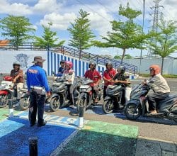Pagi di Tuban Bikin Penasaran, Pengendara Justru Berkerumun di Dekat Polantas Tuban Bahas SIM Pagi di Tuban Bikin Penasaran, Pengendara Justru Berkerumun di Dekat Polantas Tuban Bahas SIM