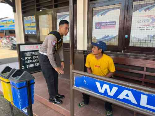Dikira Ada Razia, Warga Tuban Malah Dapat Penjelasan SIM, STNK, dan BPKB dari Polantas Tuban Dikira Ada Razia, Warga Tuban Malah Dapat Penjelasan SIM, STNK, dan BPKB dari Polantas Tuban