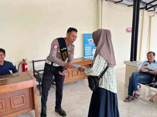 Breaking News Tuban: Dikira Razia, Warga Justru Dapat Solusi SIM, STNK dan BPKB dari Polantas Tuban Breaking News Tuban: Dikira Razia, Warga Justru Dapat Solusi SIM, STNK dan BPKB dari Polantas Tuban