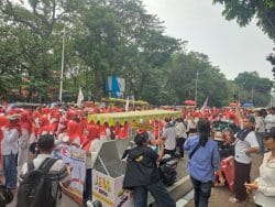 Pesan dari Monas Menggema, Ratusan Demonstran Minta MBG Tak Dikorbankan Pesan dari Monas Menggema, Ratusan Demonstran Minta MBG Tak Dikorbankan