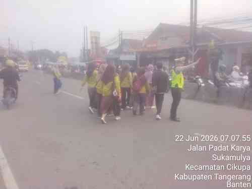 AIPTU Sapudin Laksanakan Pengaturan Lalu Lintas Pagi, Wujudkan Kamseltibcar Lantas di Jalur Columbus Cikupa