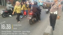 IPTU Udi Muhdi Pimpin Pengaturan Lalu Lintas Sore, Arus Kendaraan di Cikupa Tetap Lancar IPTU Udi Muhdi Pimpin Pengaturan Lalu Lintas Sore, Arus Kendaraan di Cikupa Tetap Lancar