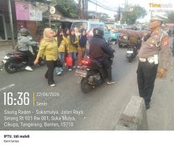 IPTU Udi Muhdi Pimpin Pengaturan Lalu Lintas Sore, Arus Kendaraan di Cikupa Tetap Lancar IPTU Udi Muhdi Pimpin Pengaturan Lalu Lintas Sore, Arus Kendaraan di Cikupa Tetap Lancar