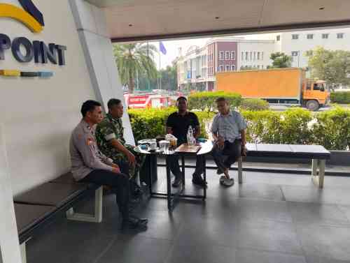 Bhabinkamtibmas dan Babinsa Sambangi Bizpoint Sukamulya, Senkom Cikupa Apresiasi Program Polri