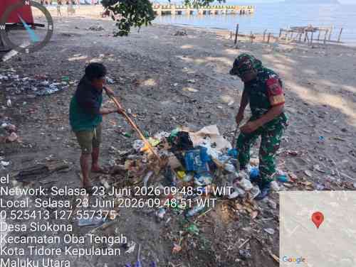 Peduli Lingkungan Pesisir, Babinsa Kodim 1505/Tidore Ajak Warga Bersihkan Sampah Plastik di Pantai Oba Tengah