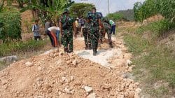 Babinsa Bubulan Bojonegoro dan Warga Kompak Perbaiki Jalan Dusun Maor Babinsa Bubulan Bojonegoro dan Warga Kompak Perbaiki Jalan Dusun Maor